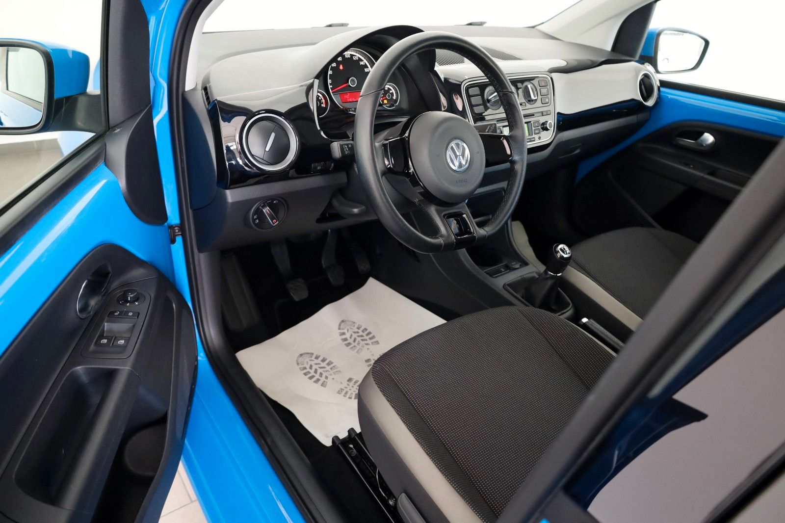 Fahrzeugabbildung Volkswagen up! high up! Klima, 8-fach bereift