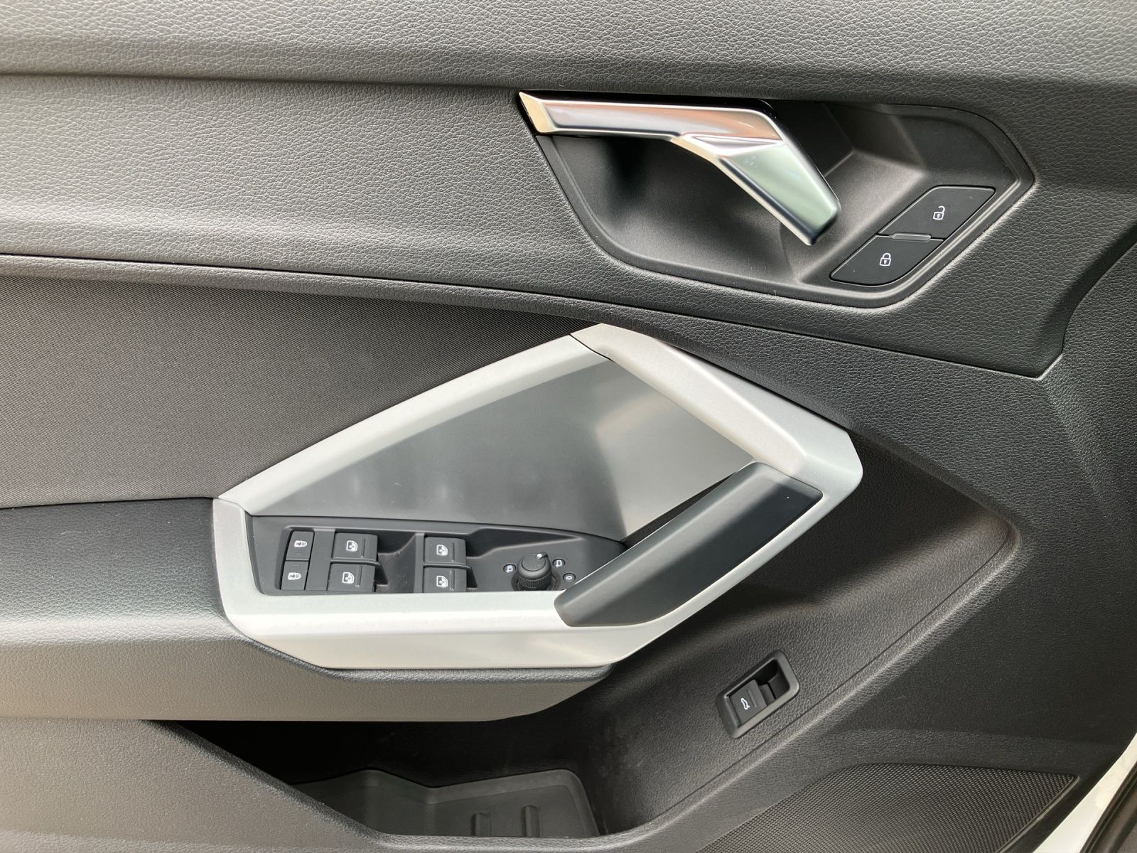 Fahrzeugabbildung Audi Q3 35 TDI quattro S-line S-tronic Navi AVC GRA R