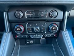 CHEVROLET Suburban 5.3l V8 Premier 4x4*LED*Panodach