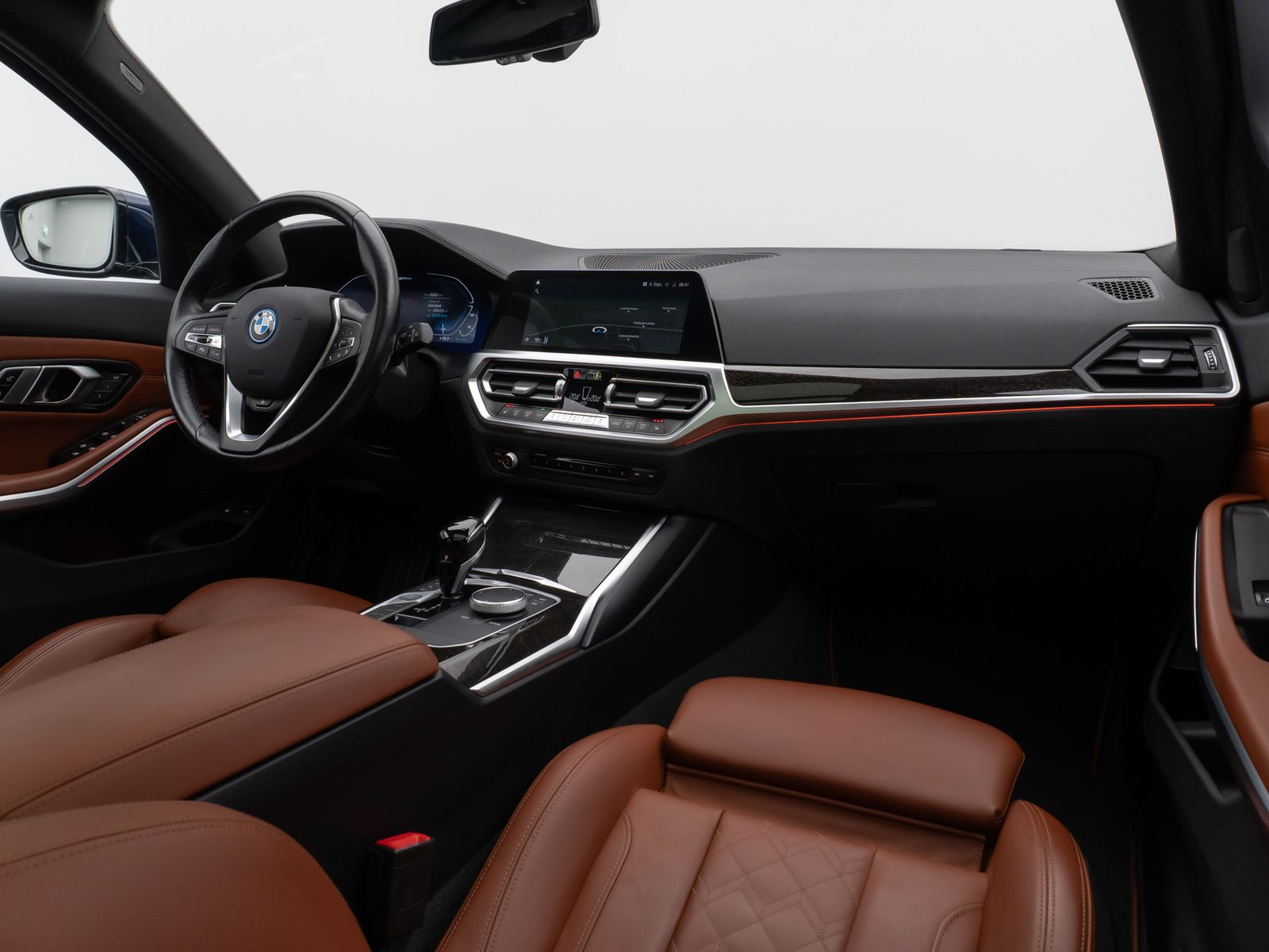 Fahrzeugabbildung BMW 330e xD Luxury Line Panorama HUD Individual Voll