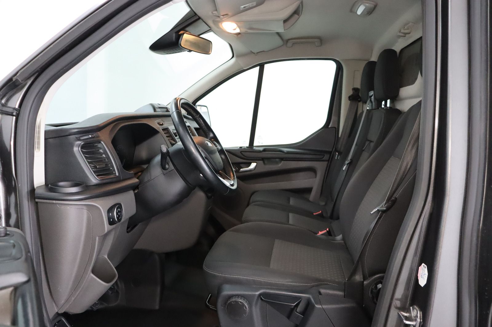 Fahrzeugabbildung Ford Transit Custom Kasten * L2 * Lang * AHK * PDC