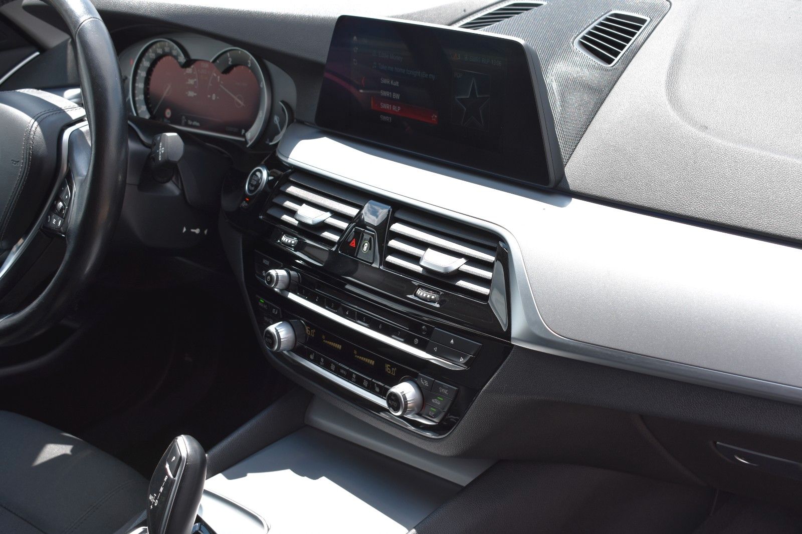 Fahrzeugabbildung BMW BMW 520d Touring Head Up/Anhänger/Driving Assist