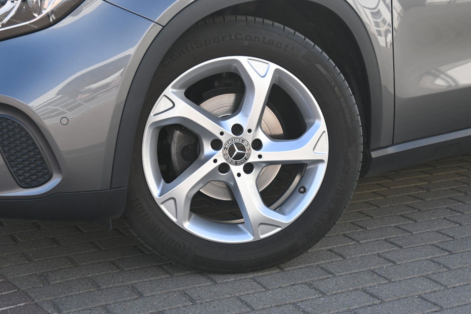Fahrzeugabbildung Mercedes-Benz GLA 180 Schalter Urban*Navi*RFK*AHK