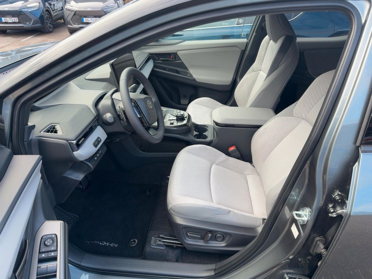 Fahrzeugabbildung Toyota C-HR+ 4x4 Lounge *Sky+Soundpaket *ACC *LED *SHZ*