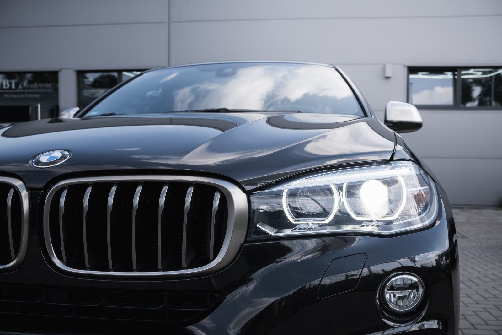 Fahrzeugabbildung BMW X6 xDrive 40 d - Nappa - HUD - AHK - InnoPaket