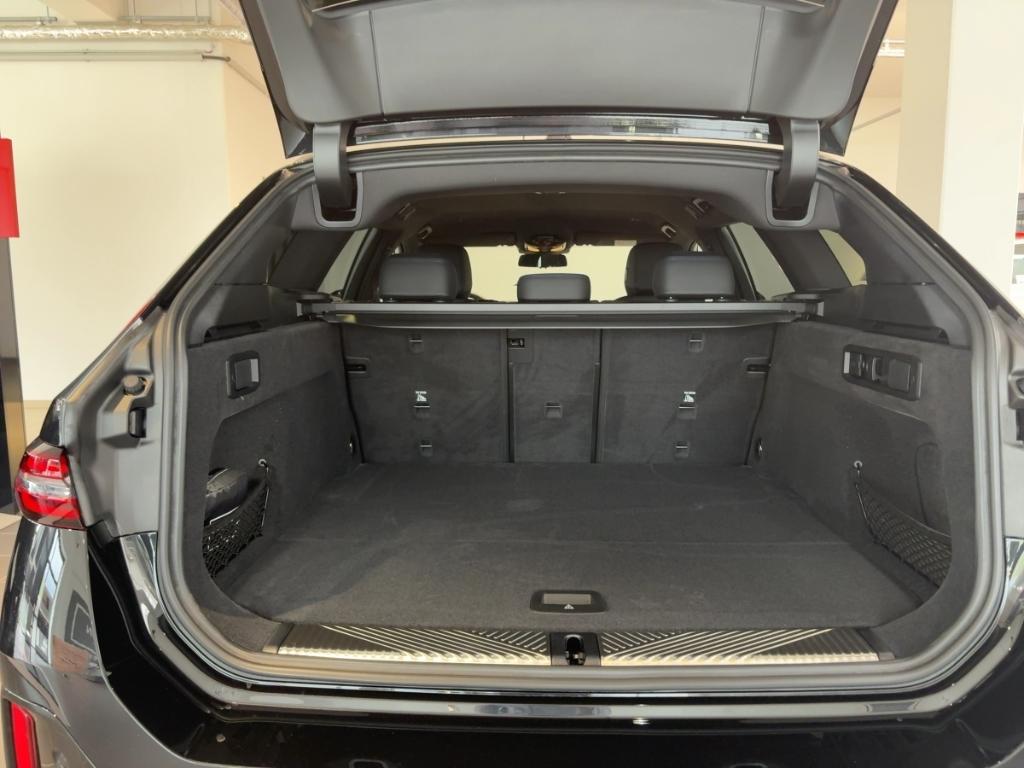 BMW i5 eDrive40 Sportpaket HUD AHK-klappbar AHK Navi