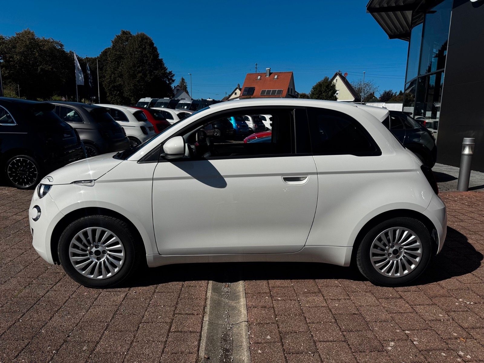 Fahrzeugabbildung Fiat 500e Carplay Klimaaut. Keyless
