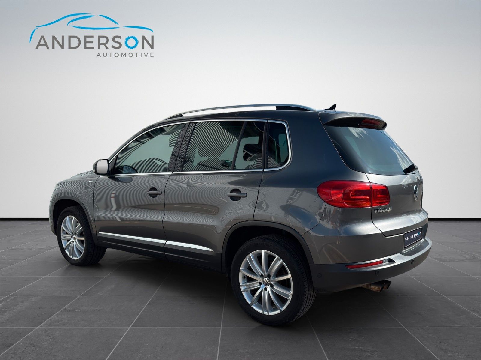 Fahrzeugabbildung Volkswagen TIGUAN 2.0 TDI 4MOT SPORT&STYLE DSG PANO AHK NAV