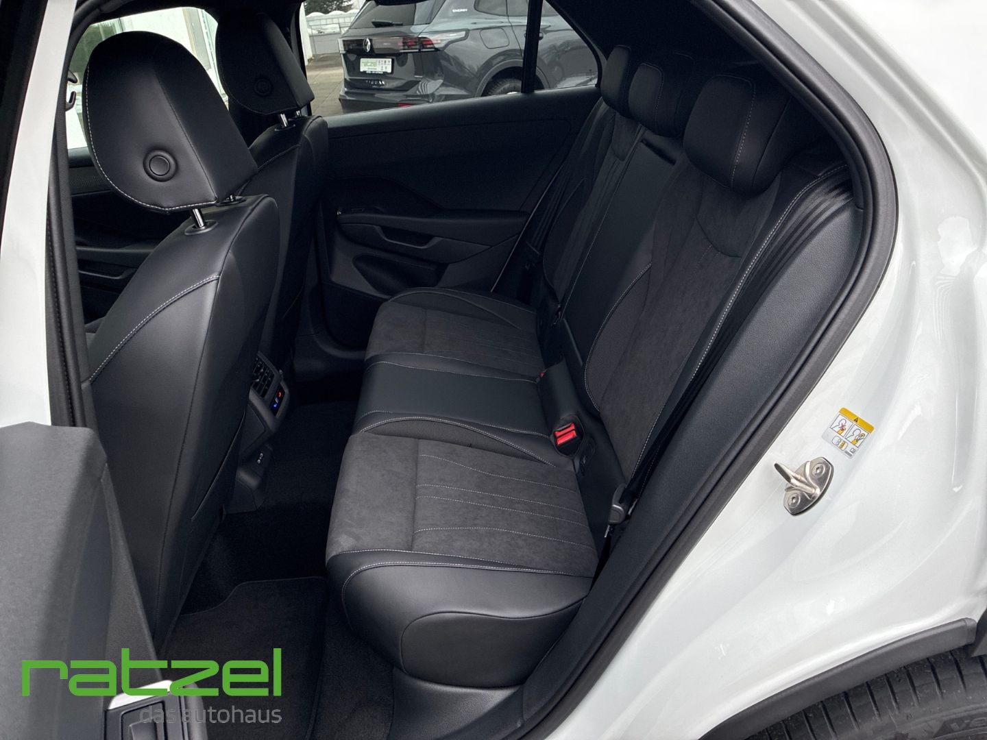 Fahrzeugabbildung Volkswagen T-Roc STYLE 1.5eTSI IQ.Light+Navi+AHK+Black Styl