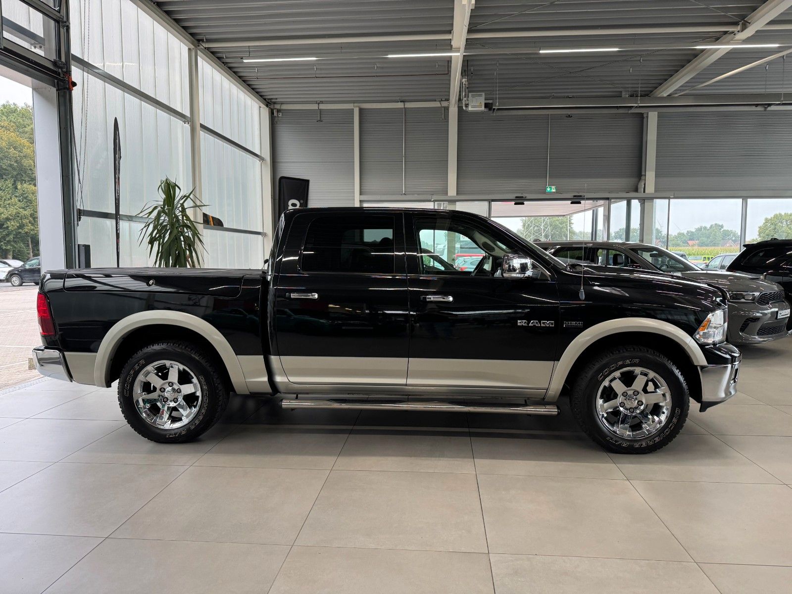 Fahrzeugabbildung Dodge RAM 5,7 Laramie Crew Cab LPG DVD RAM BOX 1.Hand