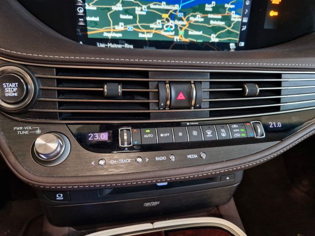 Lexus LS 500  Luxury Line E-Four – Massage – Kamera