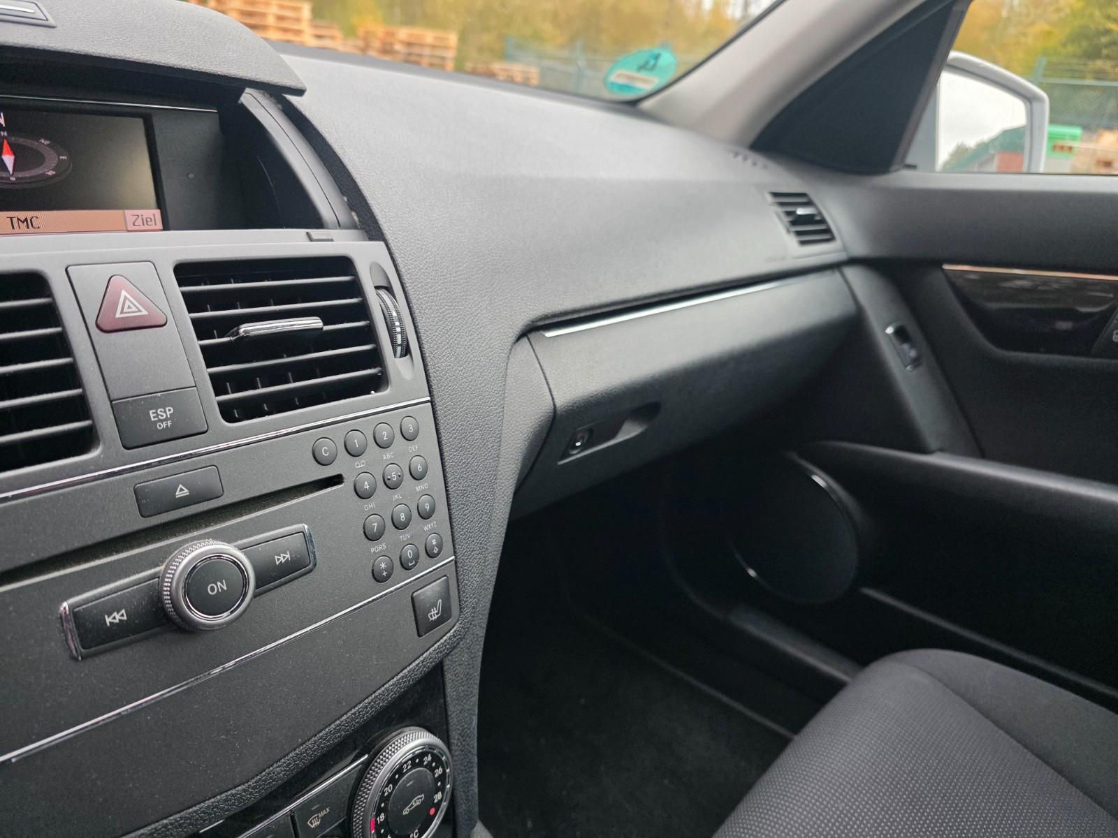 Mercedes-Benz C200 2010 — photo 13