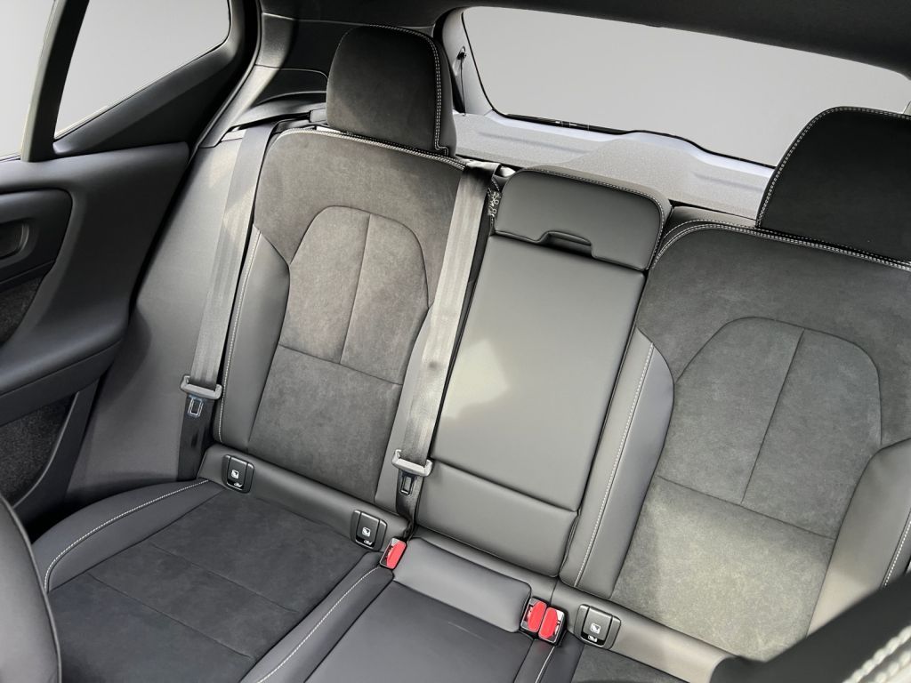 VOLVO XC40 B3 B DKG Ultra Black Edition,Licht-P,FHZ.. VOLVO XC40 B3 B DKG Ultra Black Edition,Licht-P,FHZ..