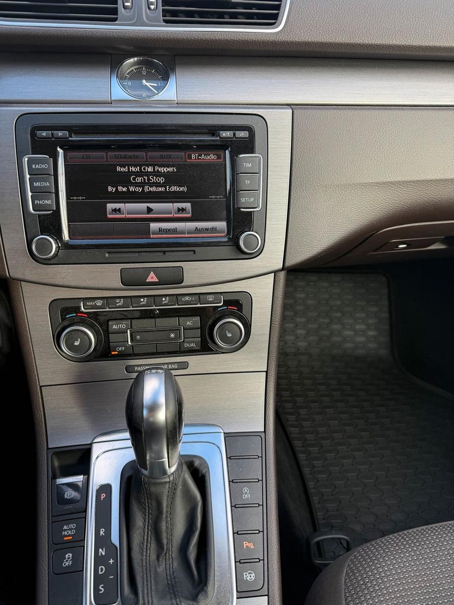 Volkswagen Passat 2011 — photo 8