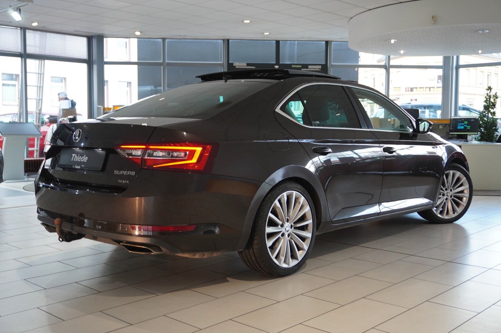 Fahrzeugabbildung SKODA Superb Lim. 2.0 TSI L&K 4X4 DSG NAVI/KAMERA/AHK