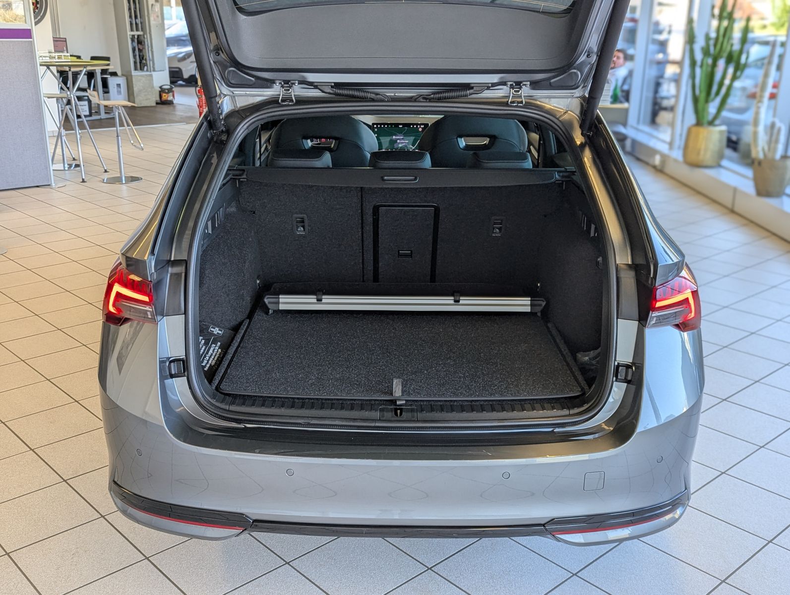 SKODA Octavia 2.0 TDI DSG Sportline Matix Assist+ 18" - Image 16