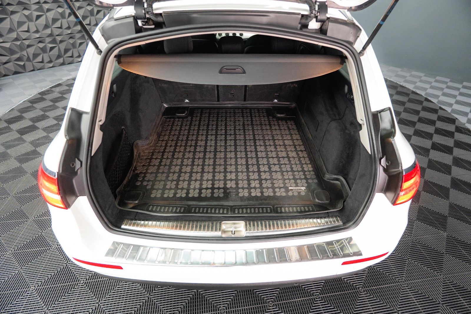 Fahrzeugabbildung Mercedes-Benz E 220d 4Matic Business *LED*Kamera*Scheckheft*