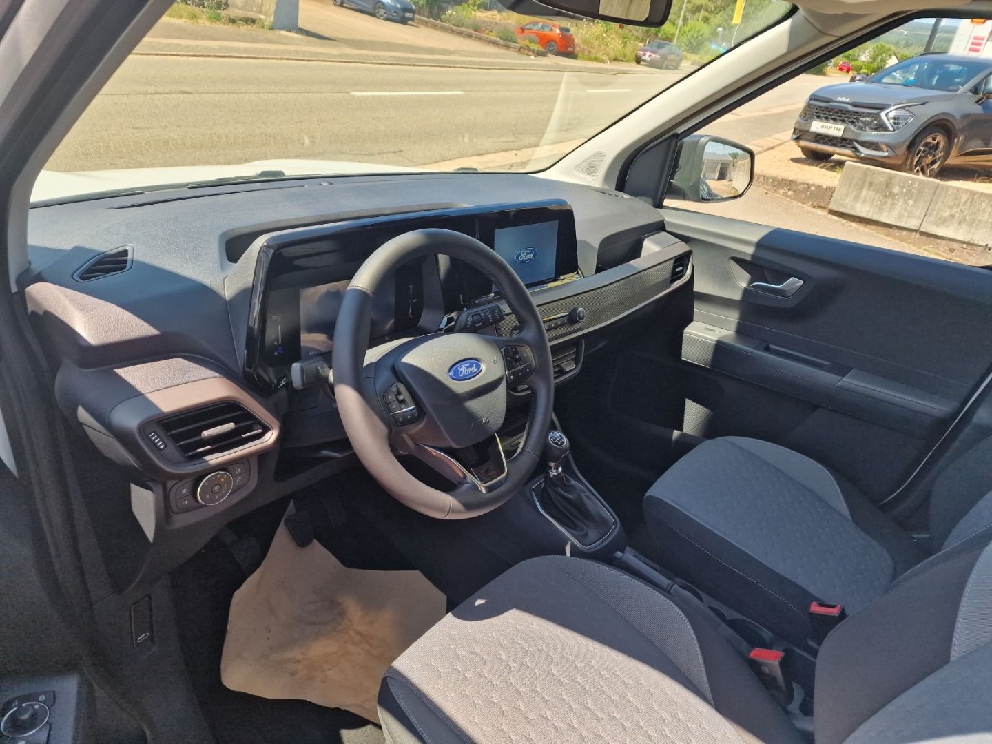 Fahrzeugabbildung Ford Tourneo Courier Titanium Klimaautom DAB SHZ Lenk