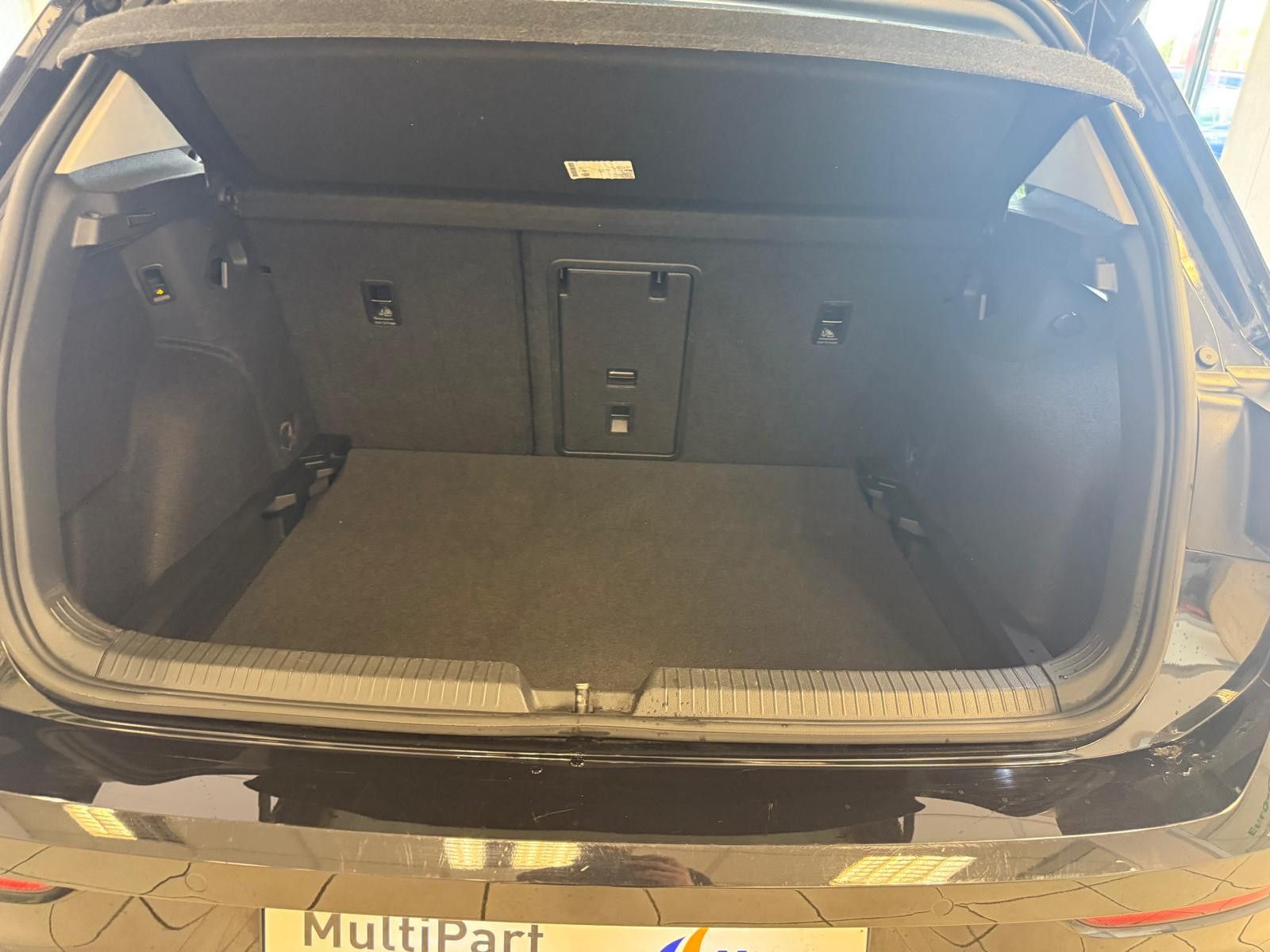 Fahrzeugabbildung Volkswagen Golf VIII Lim. Active/AHK/SCHECKHEFT/NAVI/KAMERA