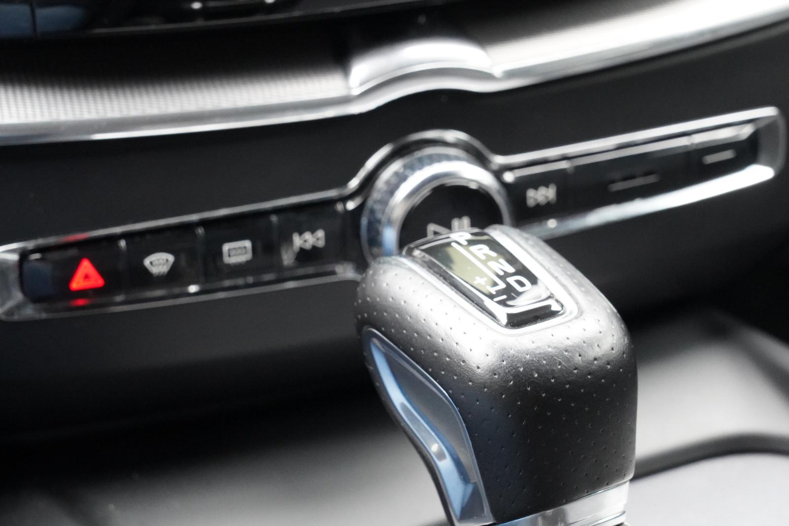 Volvo XC60 2.0 R-Design SHZ CarPlay Keyless PDC GRA