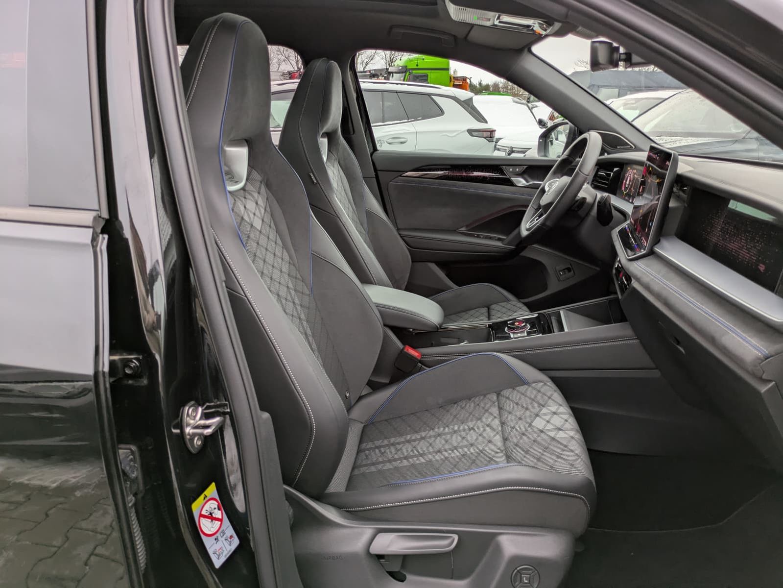 Fahrzeugabbildung Volkswagen Tayron 2.0 TDI 4M R-Line 7Si*MATRIX*AHK*PANO*HUD