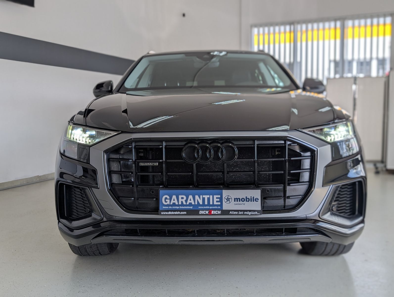 Fahrzeugabbildung Audi Q8 45 TDI Quattro S-line HD-MATRIX AHK LUFT 21"