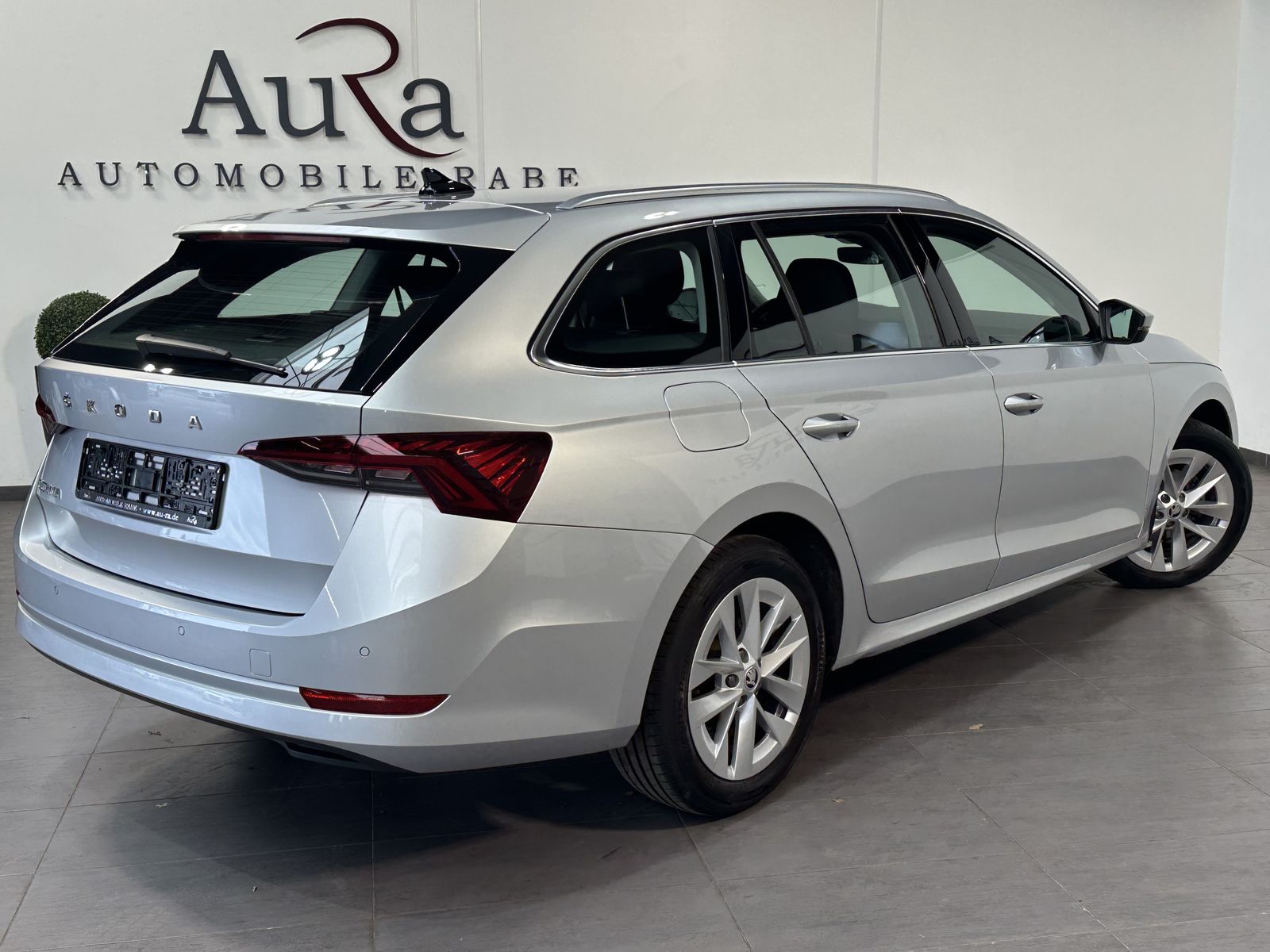 Fahrzeugabbildung SKODA Octavia Combi 2.0 TDI DSG Style NAV+LED+AHK+17ZO