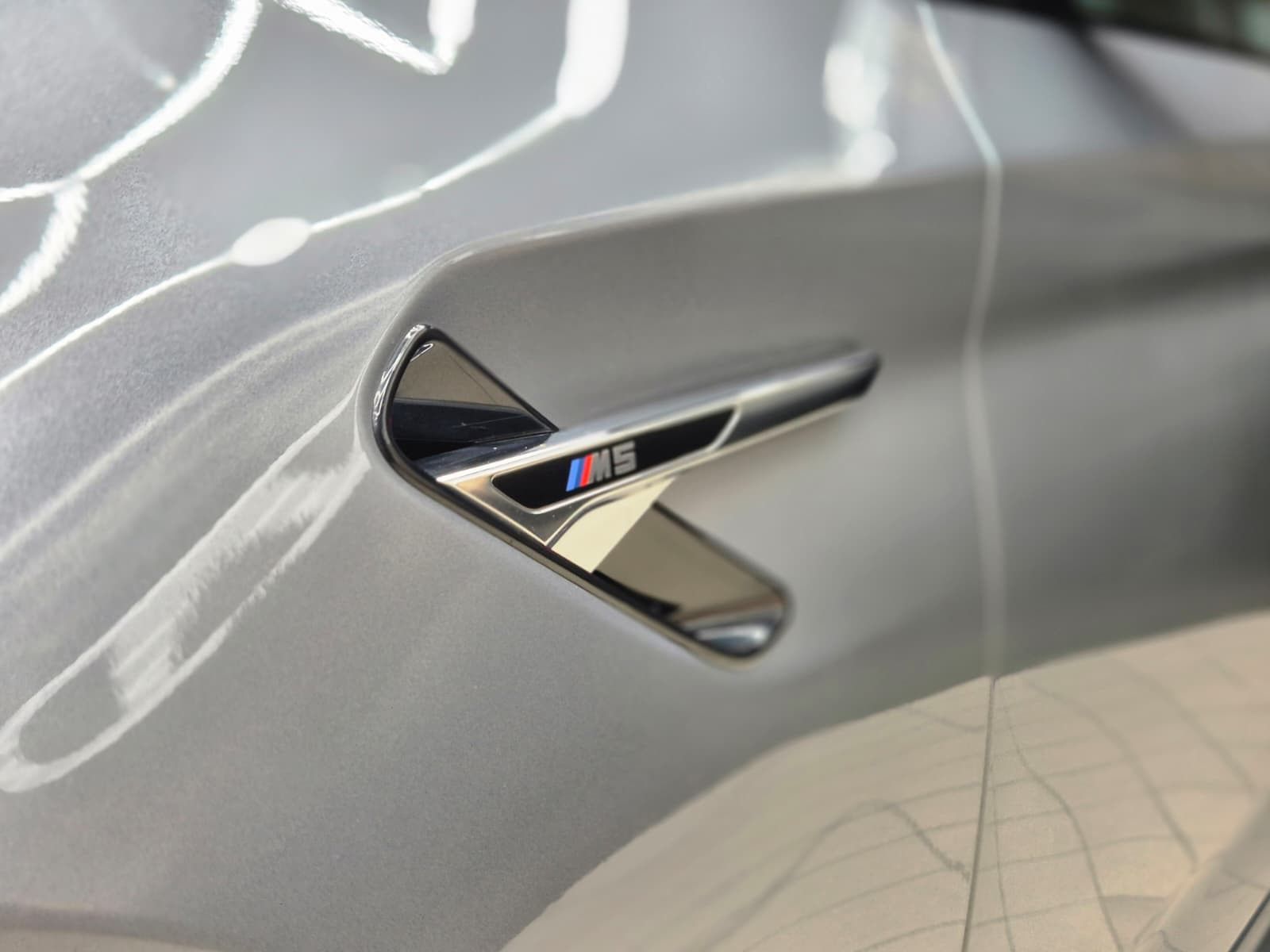 Fahrzeugabbildung BMW M5 Lim. >CARBON+SOFT+LED+HEAD+H&K+MEMO+ACC+360°+