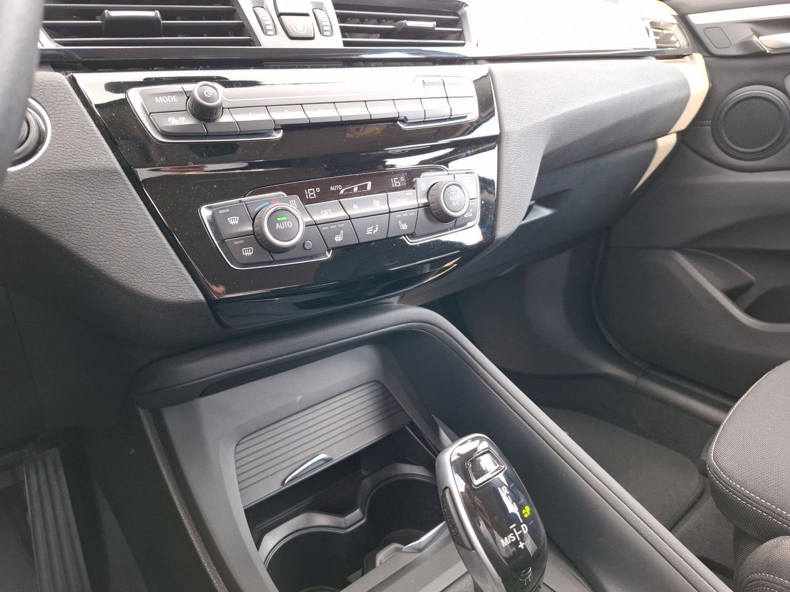BMW X1 xDrive 20 i Advantage AUTOMATIK / AHK / NAVI - Image 14