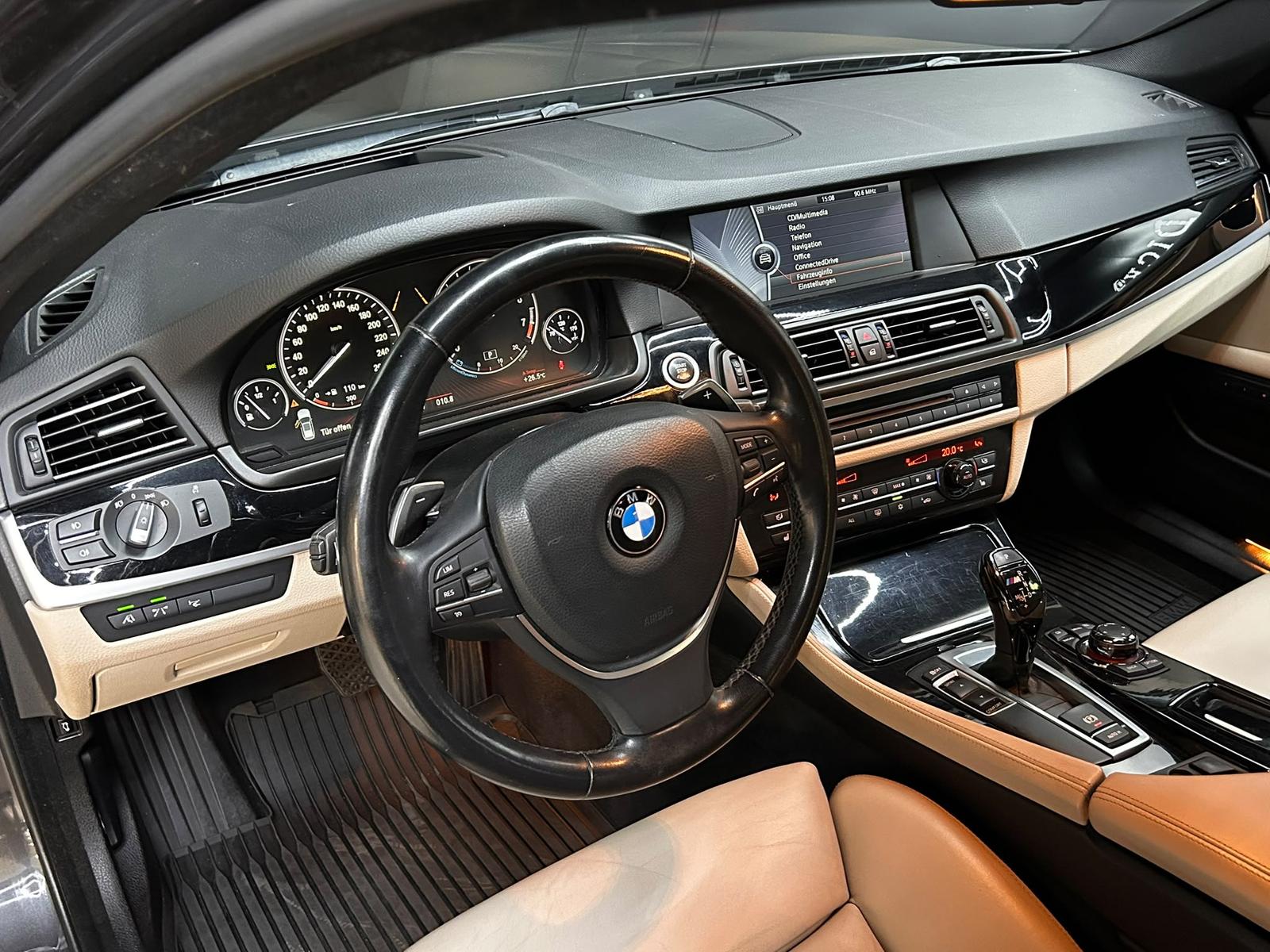 BMW 550i Touring | 408 ch | BVA | Affichage tête haute | Chauffage auxiliaire | Sièges chauffants avant/arrière | Soft Close | Attelage fixe