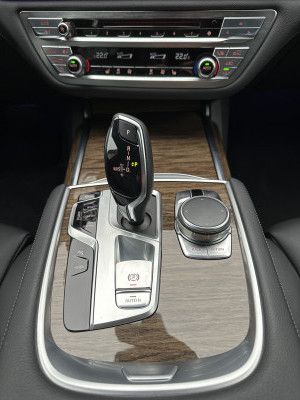 Fahrzeugabbildung BMW 740i M-Sport NAV+LED+SHZ+HiFi+KAMERA+2Hd+WLAN+PP