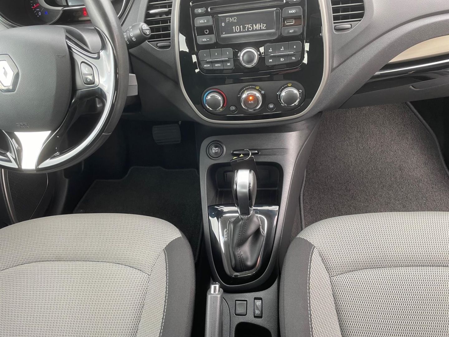 Fahrzeugabbildung Renault Captur 1.5 dCi Experience Tempomat Parksensoren