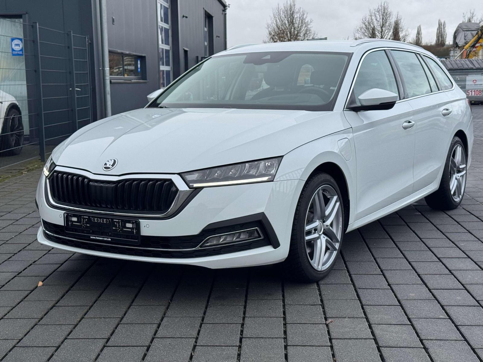 Skoda Octavia Combi 1.4 TSI iV DSG Style 18 Zoll*Head-