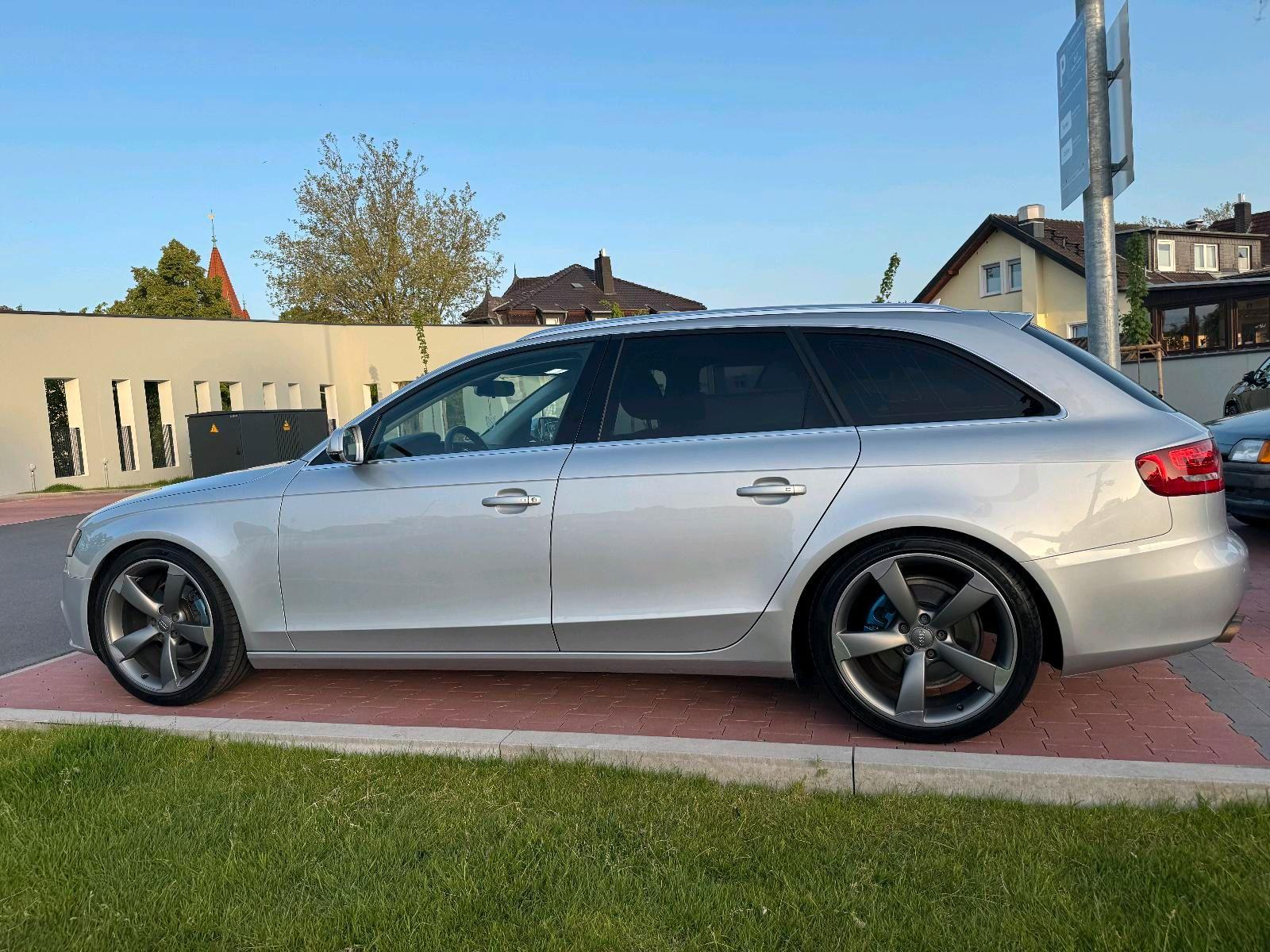 Audi A4 2011 — салон