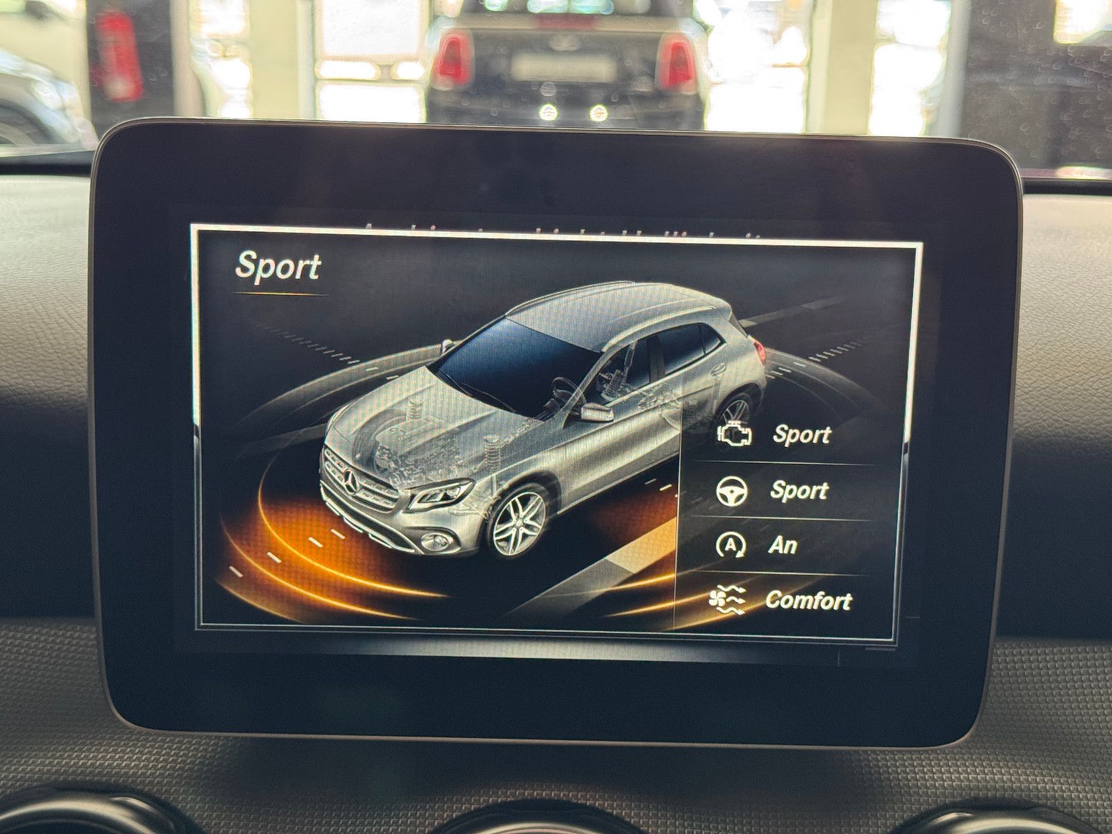 Fahrzeugabbildung Mercedes-Benz GLA 200 7G-DCT SPORTPAKET URBAN NAVI LED KAMERA