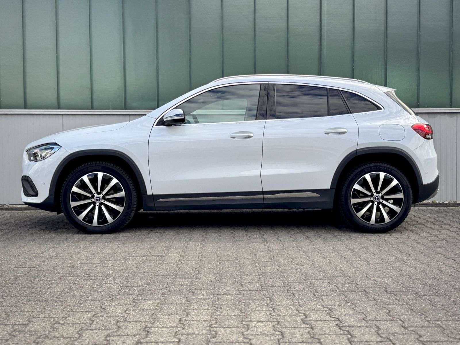 Mercedes-Benz GLA 180 Progressive *PANORAMA|ASSIST|LED* imagem 3