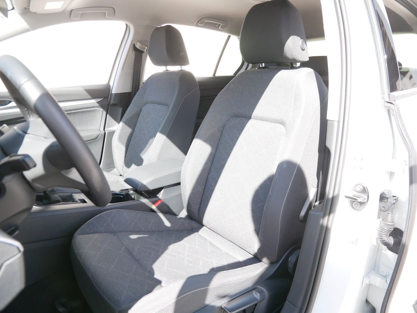 Fahrzeugabbildung Volkswagen Golf -VIII 1.0 Life NEU39T Standhz Kamera ACC SH