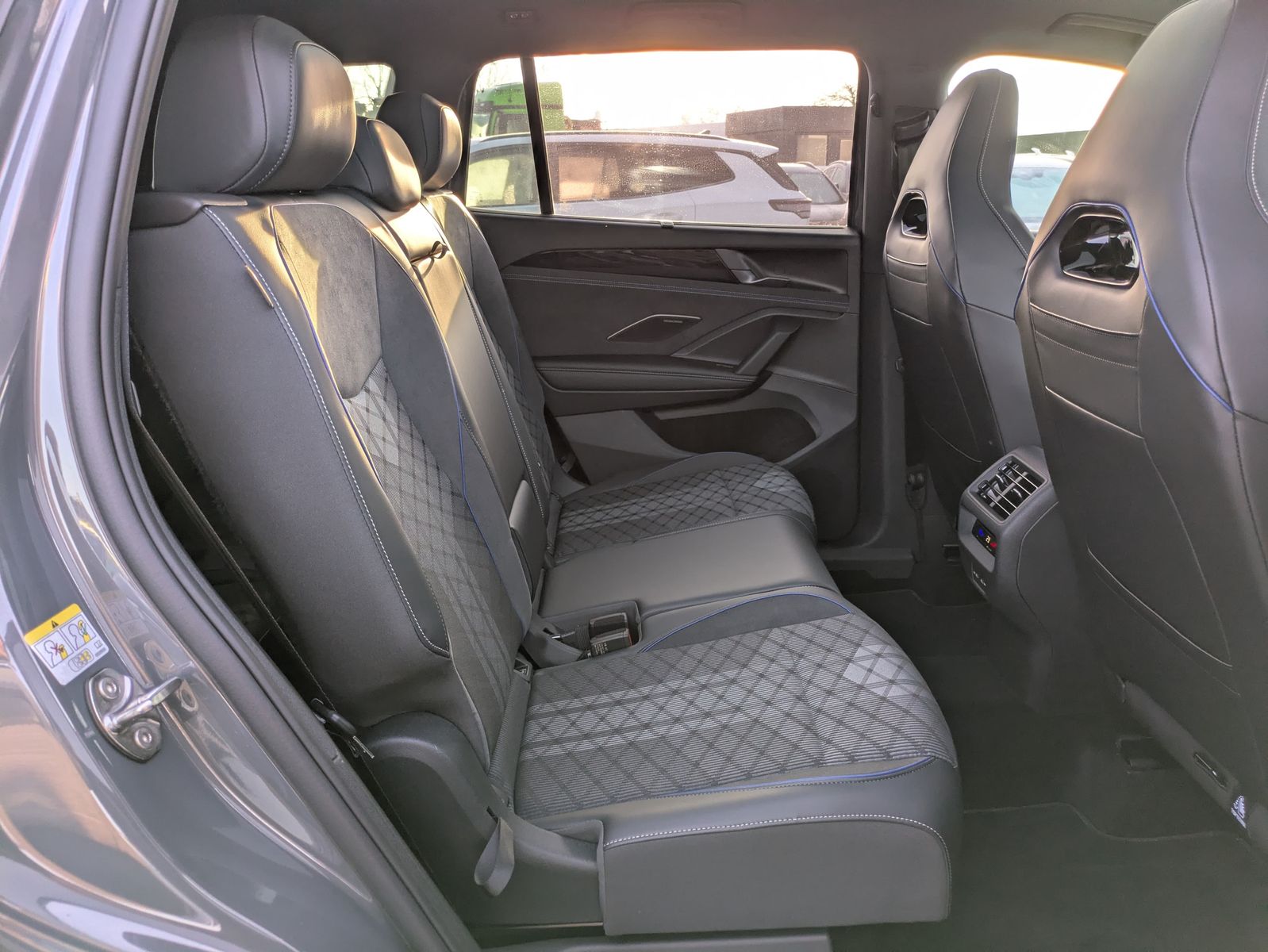 Fahrzeugabbildung Volkswagen Tayron 2.0 TDI 4M R-Line BLACK*7Si*MATRIX*PANO