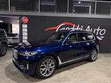 BMW X7 BMW INDIVIDUAL XDRIVE 40I MHEV 48V 7 POST - blaue BMW X7