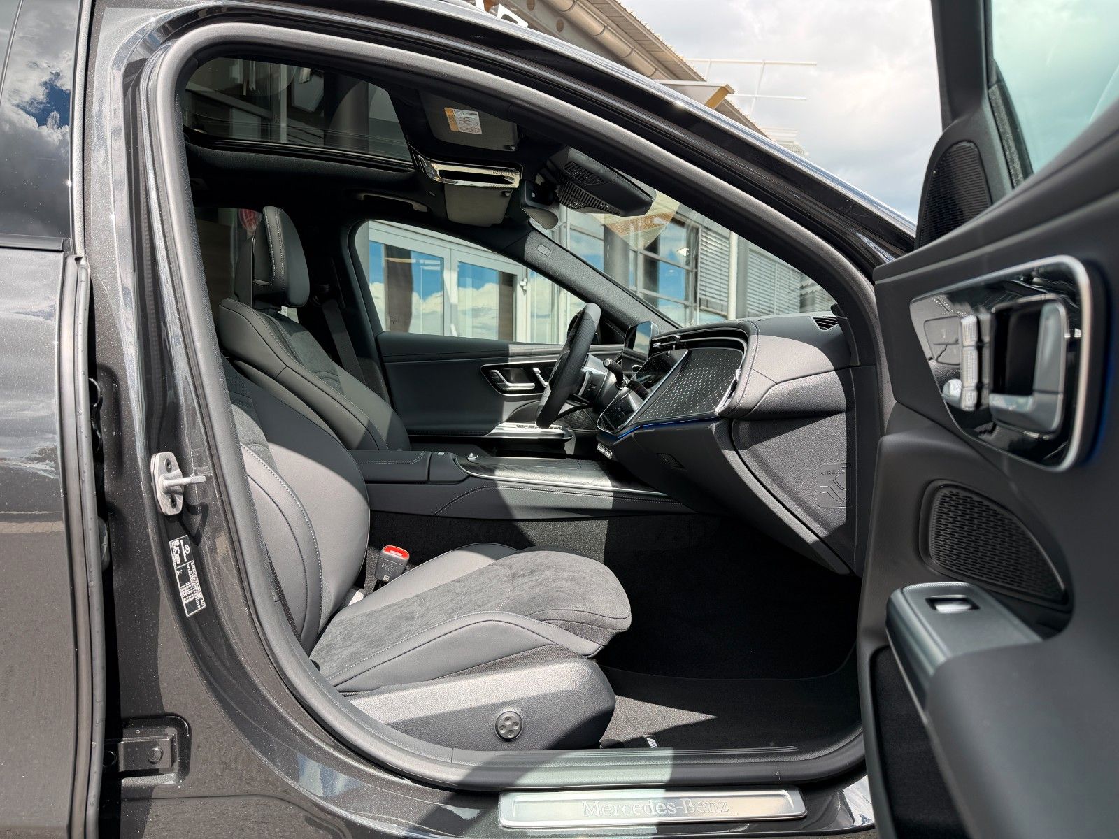 Fahrzeugabbildung Mercedes-Benz E 220 d T AMG Pano+AHK+360°+Distr+Digital+20"