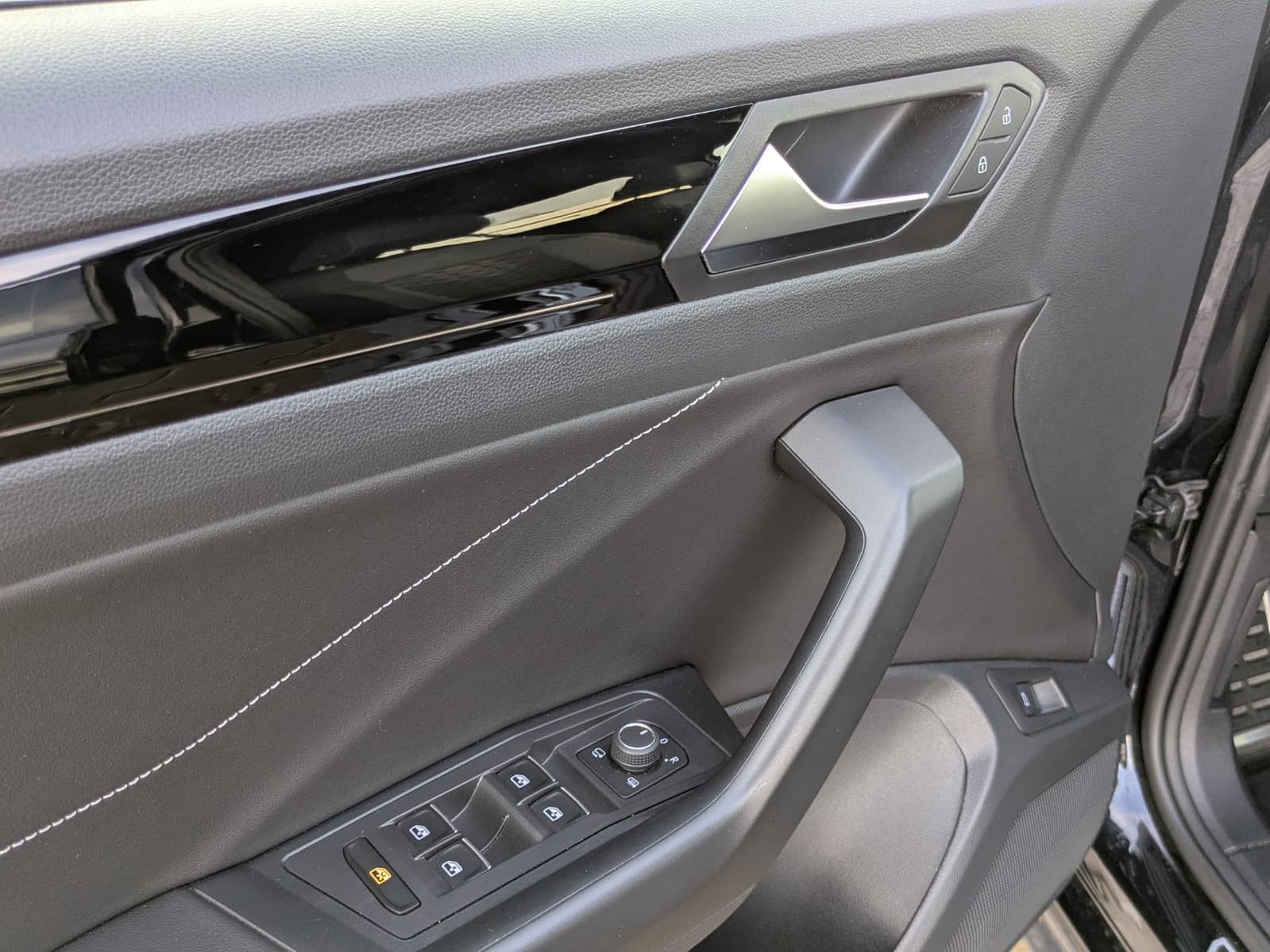 Fahrzeugabbildung Volkswagen T-Roc 2.0 TDI R-Line DSG 19"MATRIX*ACC*KAM*NAVI