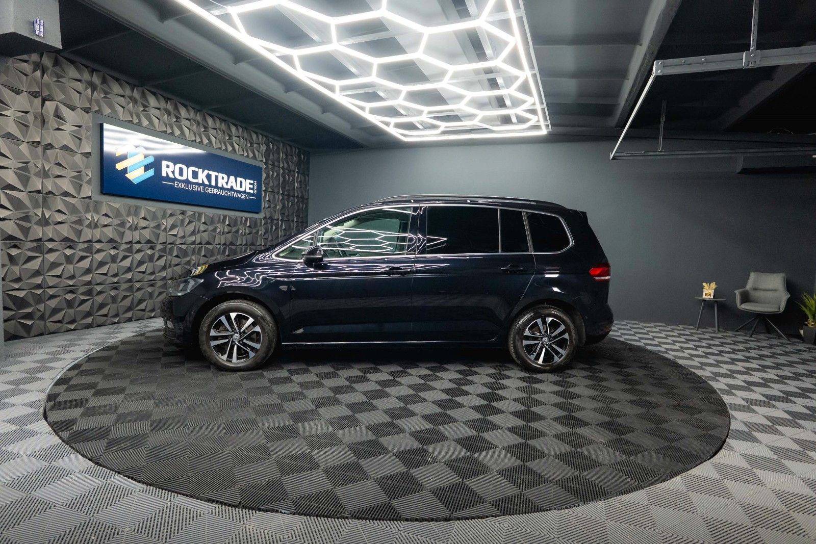 Fahrzeugabbildung Volkswagen Touran 1.6 Comfortline IQ.Drive | 7 Sitze | ACC