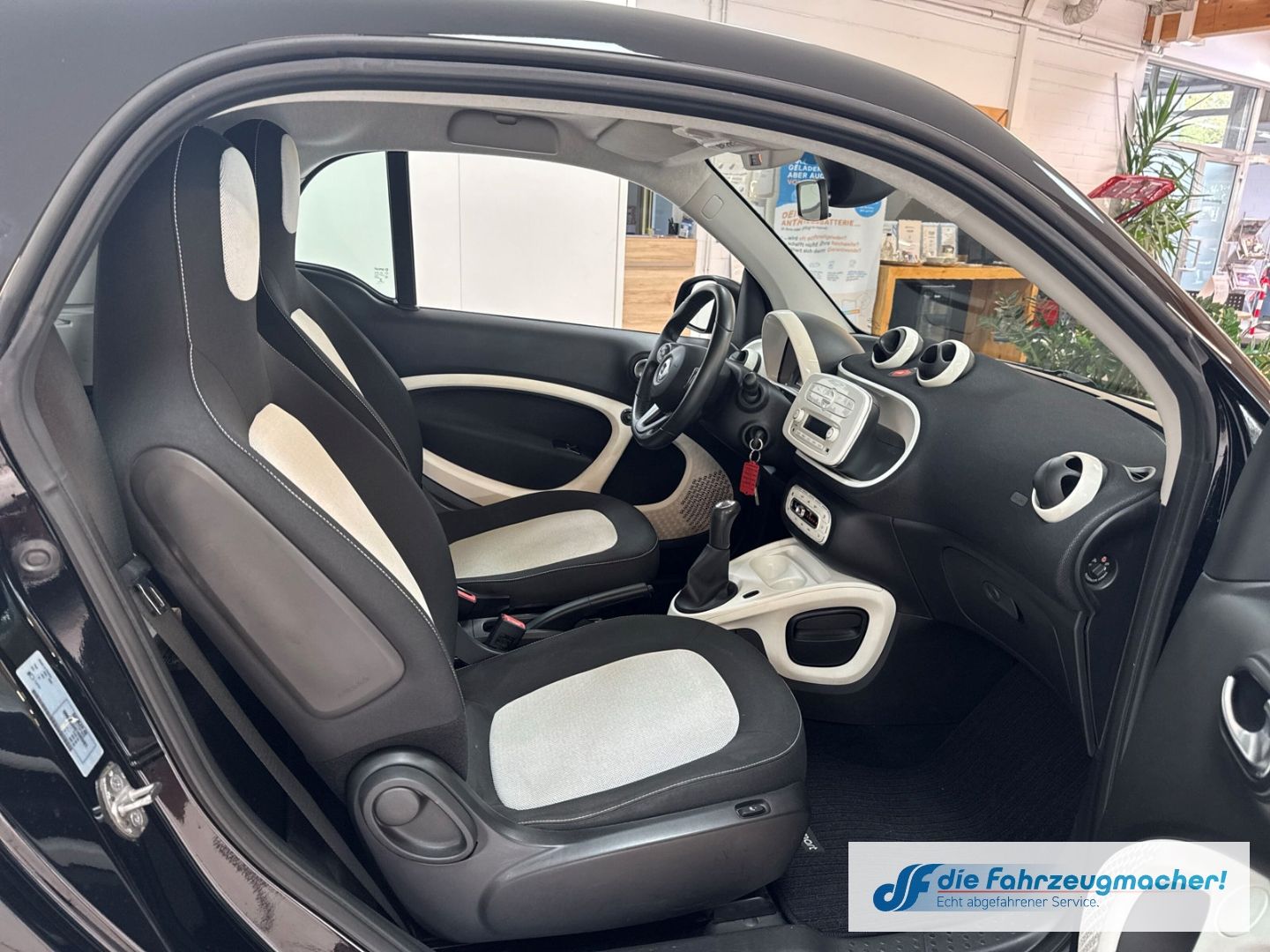 Fahrzeugabbildung Smart fortwo coupe Basis Panorama Klimaautom SHZ Temp