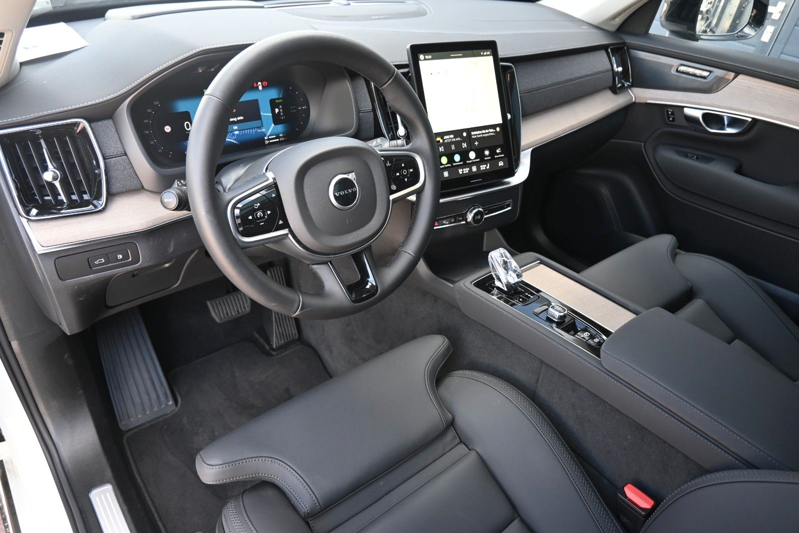 Fahrzeugabbildung Volvo XC90 T8 AWD Plus Dark*PANO*360°*HuD*H&K*ACC