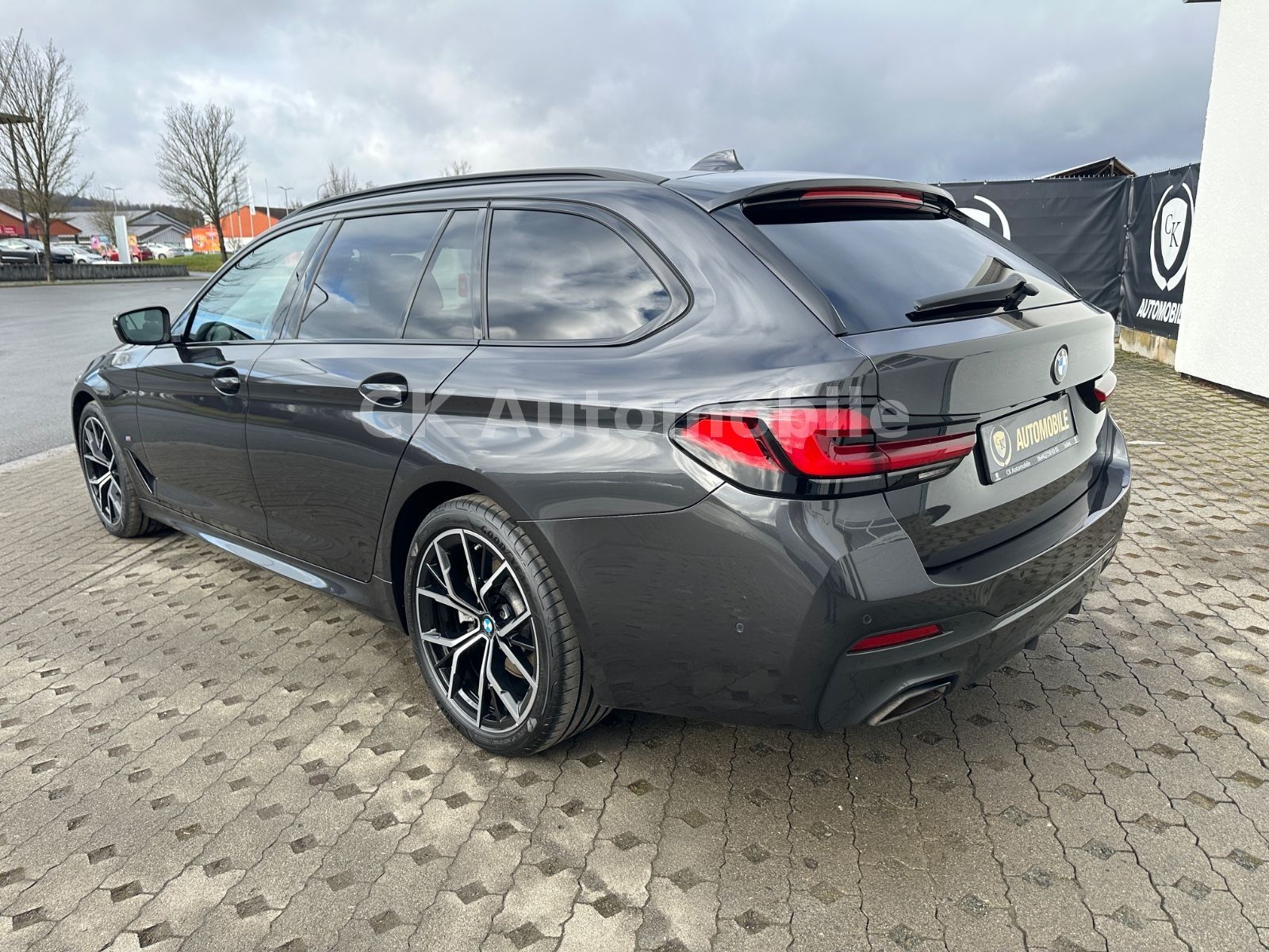 Fahrzeugabbildung BMW 520dxDrive Touring M-Sport/Laser/Head-Up/ACC/AHK