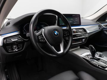 Fahrzeugabbildung BMW 530d Luxury Line Kamera DAB HiFi Stop&Go Alarm