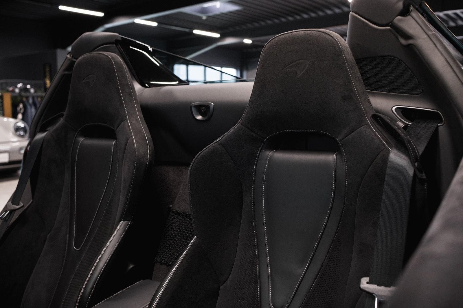 Fahrzeugabbildung McLaren 720S-B&W-McLaren Performance Plus Pack-Steuer!
