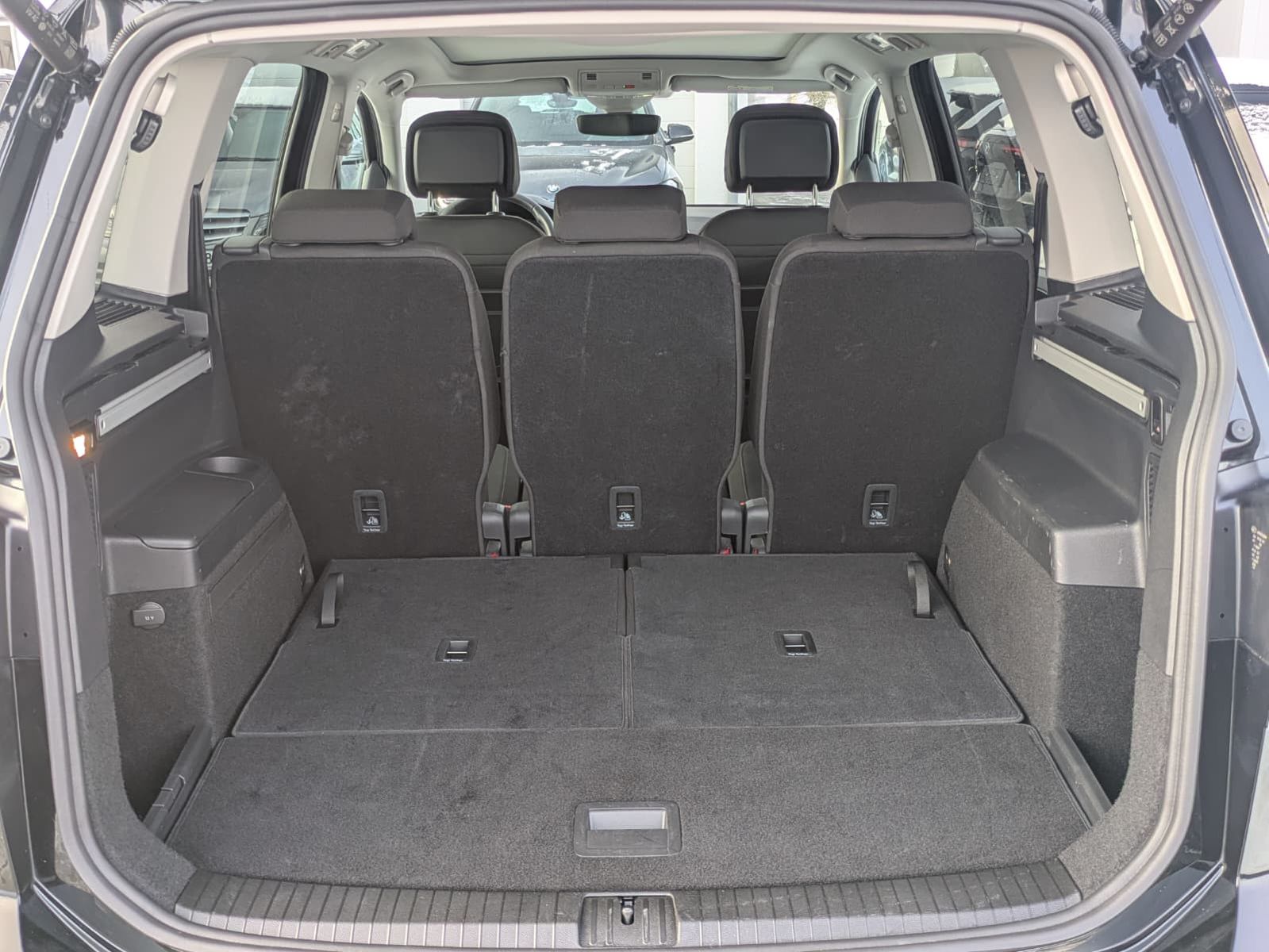 Fahrzeugabbildung Volkswagen Touran 2.0 DSG R-Line High BLACK Pano 7Si IQ AHK