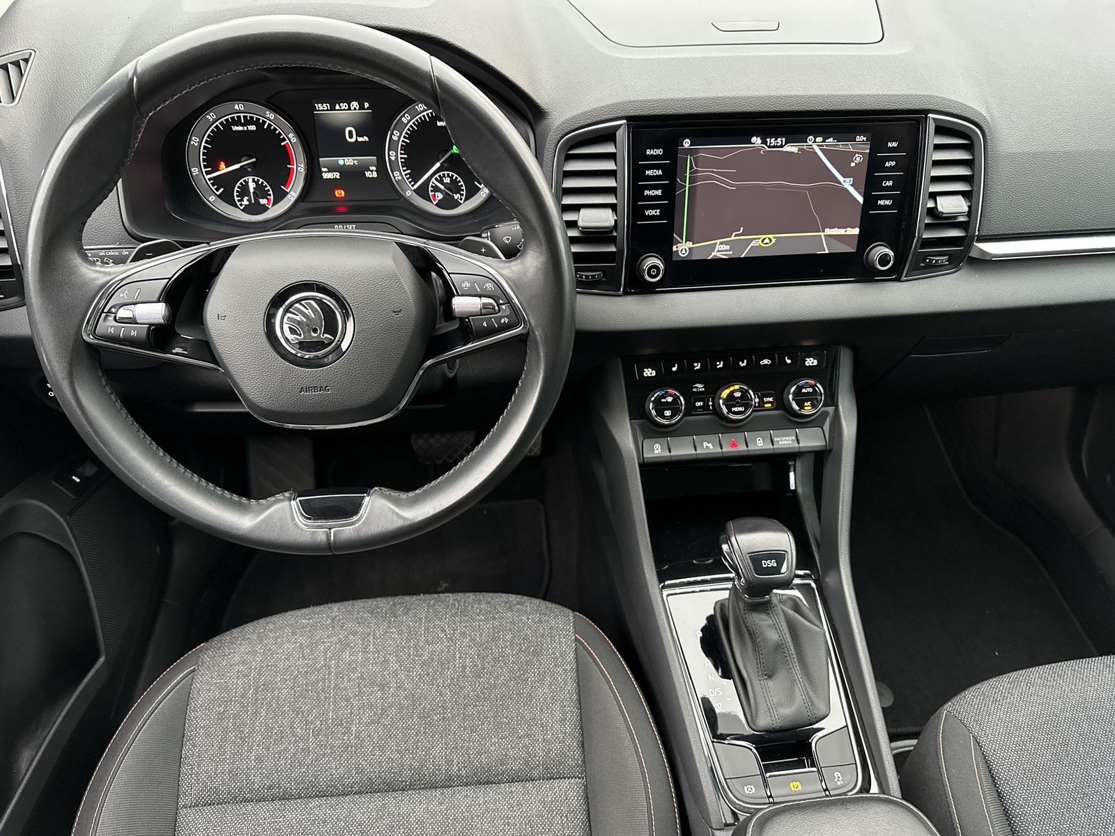 Fahrzeugabbildung SKODA Karoq 1.5 TSI DSG Clever NAV+LED+18ZO+CARPLAY+PP