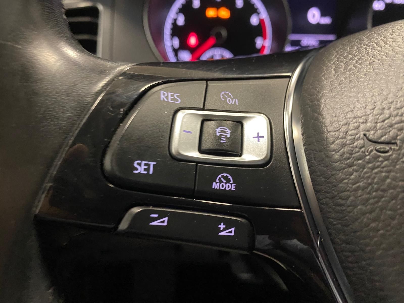 Fahrzeugabbildung Volkswagen Golf VII SPORTSVAN 1.2 TSI+ACC+SITZHEIZ+GARANTIE